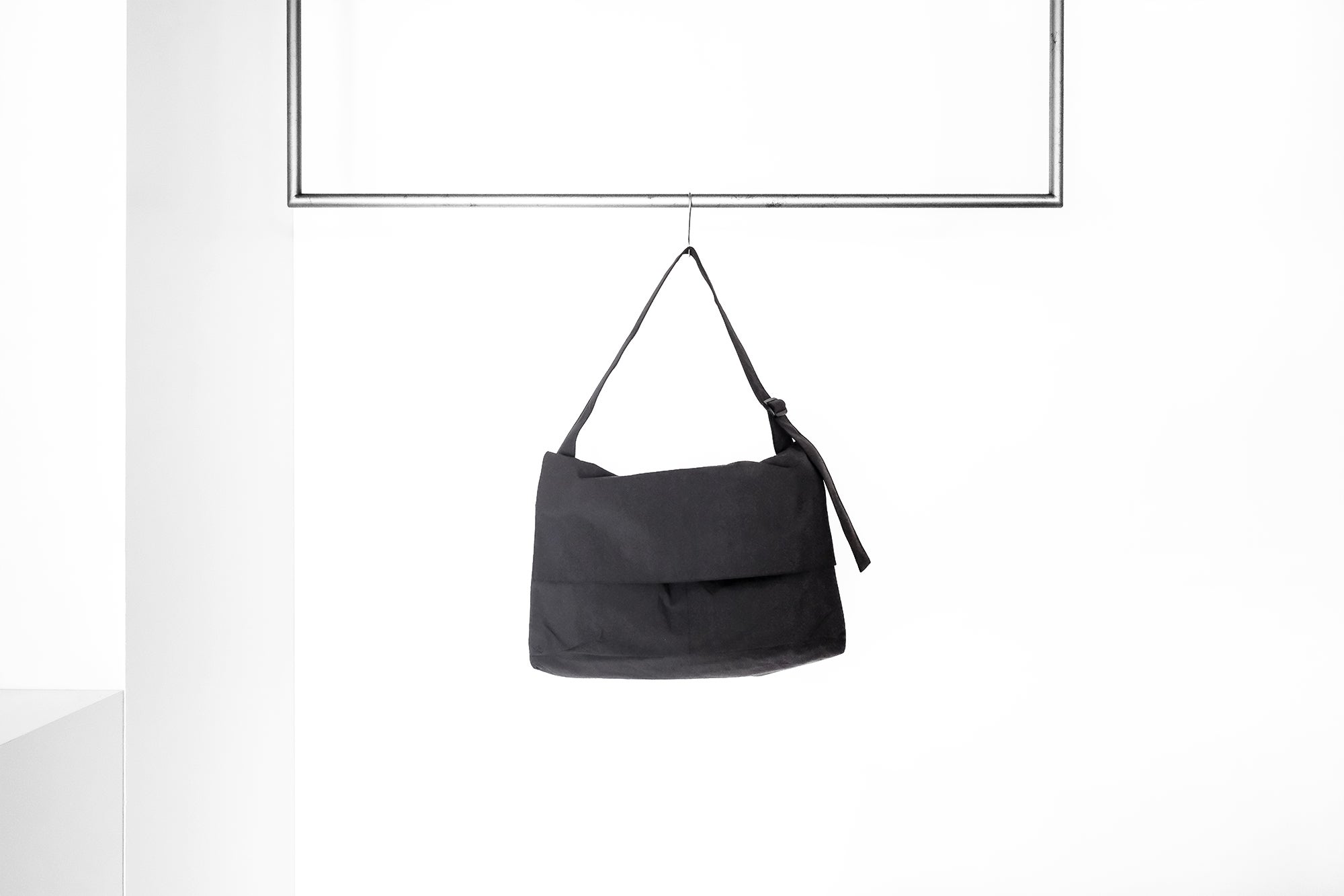 ERA. SHRINK NO MESSENGER BAG K012S | Outdated